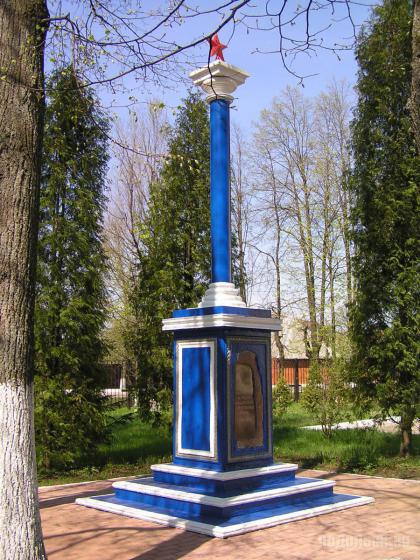 Памятник павшим землякам в пос. Львовском
