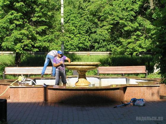 Чистка фонтана на Симферопольской 
