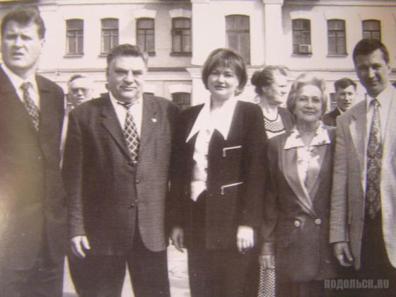 А. Никулин, В. Свиридова, П. Забродин на Вокзальной площади 